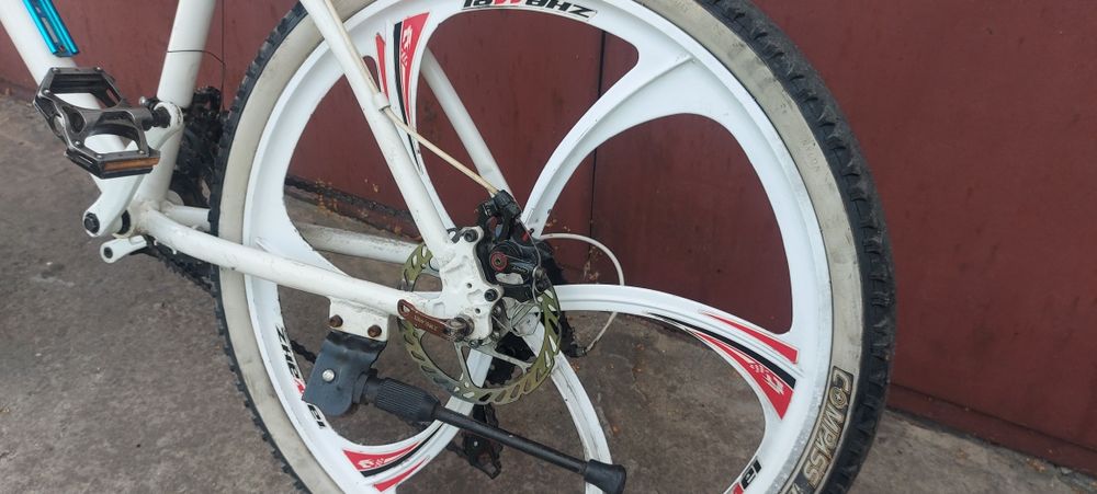 Велосипед на литых дисках BMW 26"