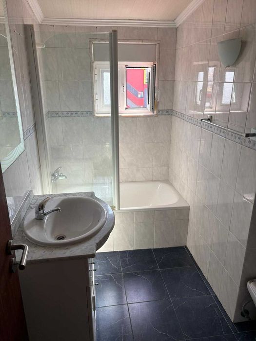 Apartamento T1 com excelente luz natural junto às Olaias
