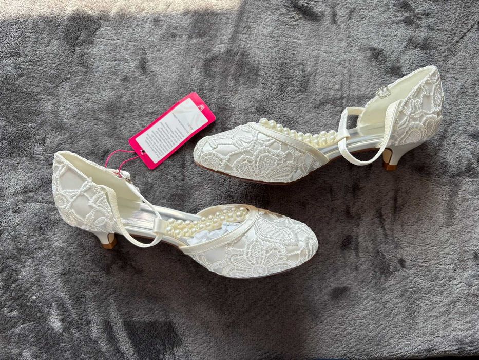 Sapatos de Cerimónia/Noiva com Renda e Pérolas – Novos