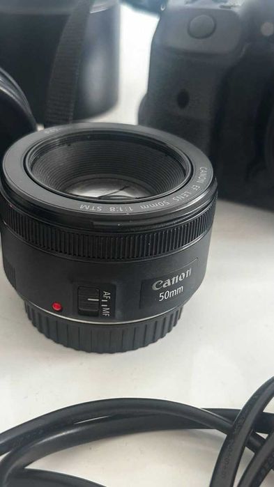Canon EOS 7D Mark II z obiektywami i ładowarką