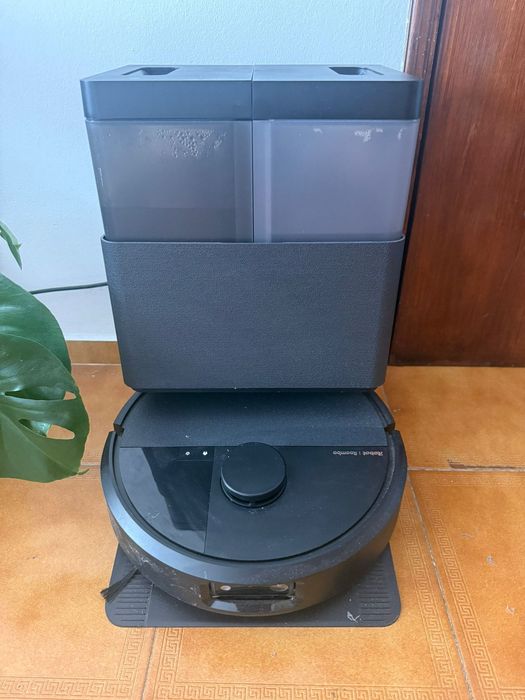Robô aspirador IRobot Roomba® Combo 505 Plus + Base AutoWash™ – Preto