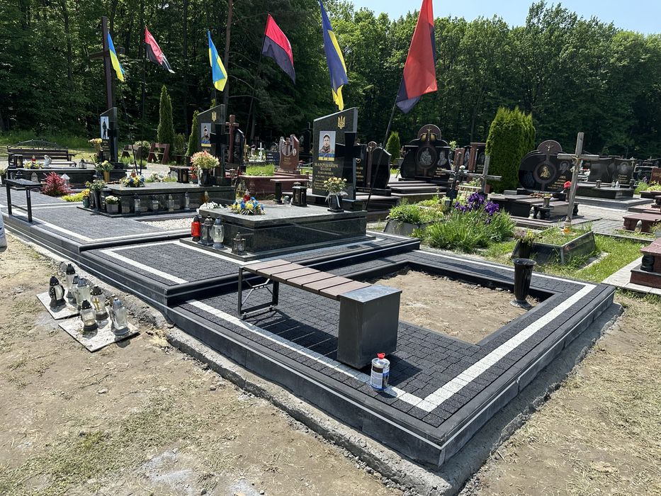 Укладання бруківки на цвинтарі біля памятників.