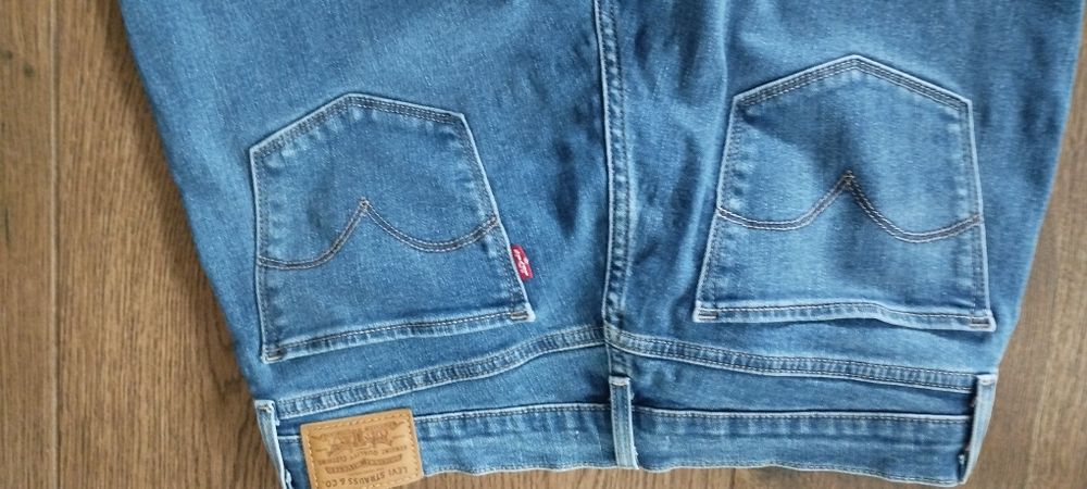 Spodnie Levi's w 28 l 32 stan BARDZO DOBRY