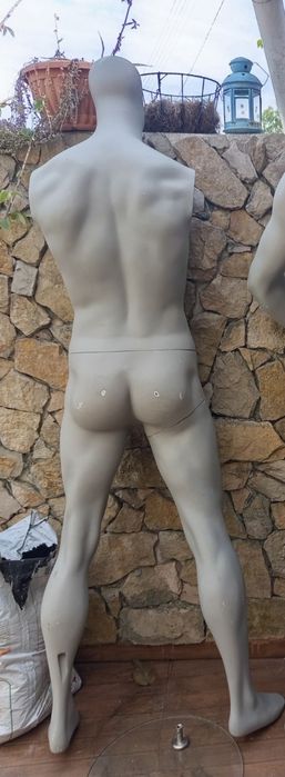 Manequim masculino musculado  em bom estado