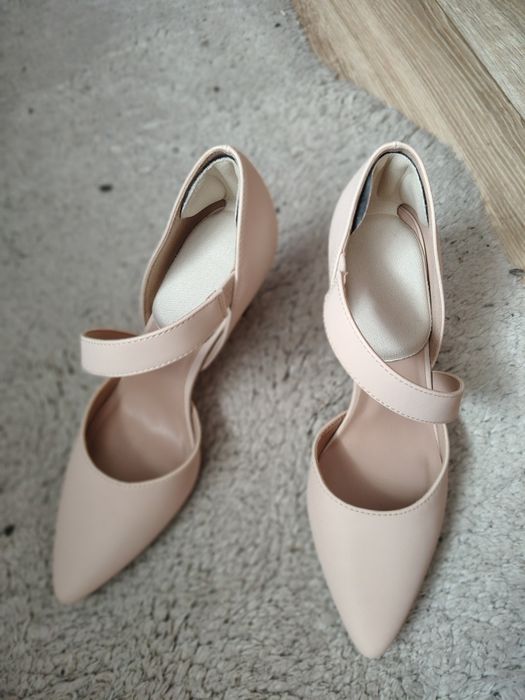 Buty na koreczku 39 beżowe