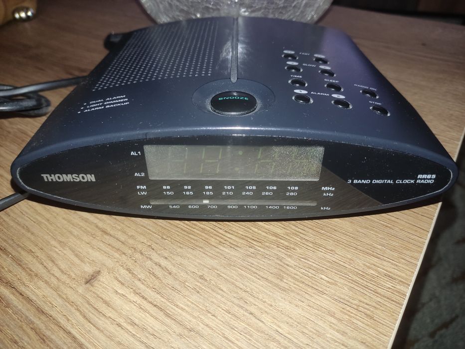 Radio despertador em bom estado com radio e despertador marca Thomson