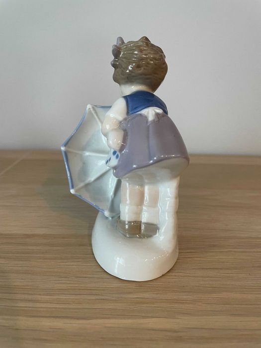 Porcelanowa figurka dziecko z kaczką - sygnowana