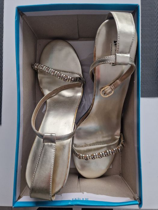 Buty okazjonalne na obcasie