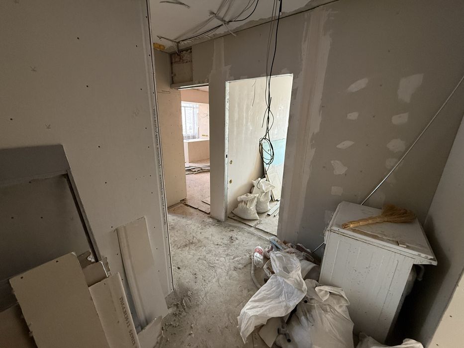 Центр міста. 2 поверх. 82м2. Частковий ремонт. Цегляний будинок