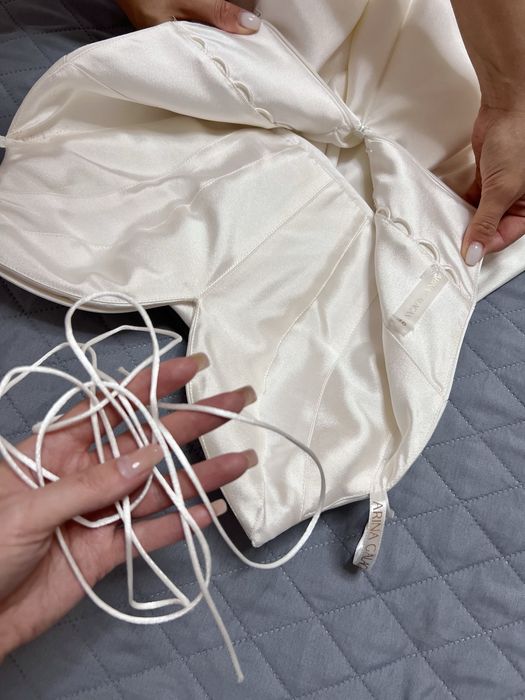 Весільня сукня arina galagan сатинова атласна айворі кремова з шлейфом