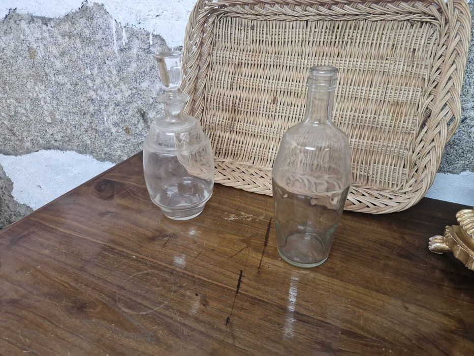 Conjunto de 2 tabuleiros (um em vime e outro em madeira) e 2 garrafas