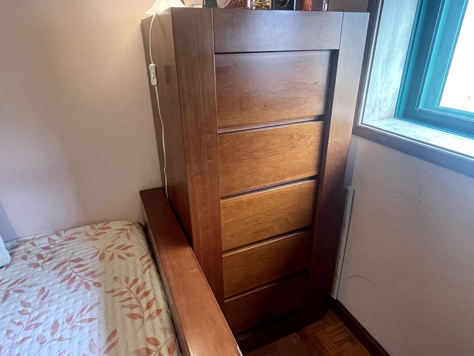 Cama Dupla e Cómoda em Madeira de Cerejeira com estrado e colchão