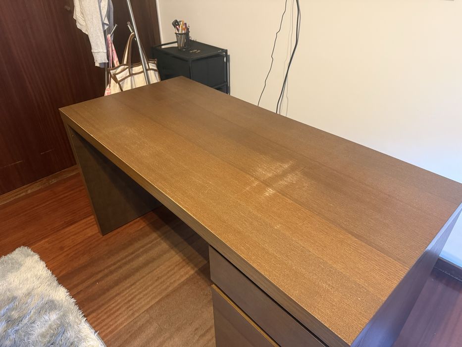 Secretaria castanha com gaveta e porta