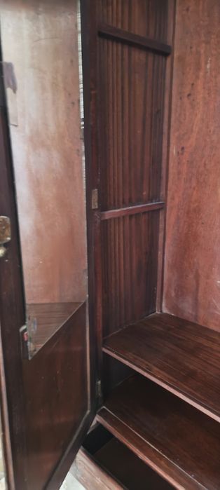 Roupeiro com duas portas e duas gavetas