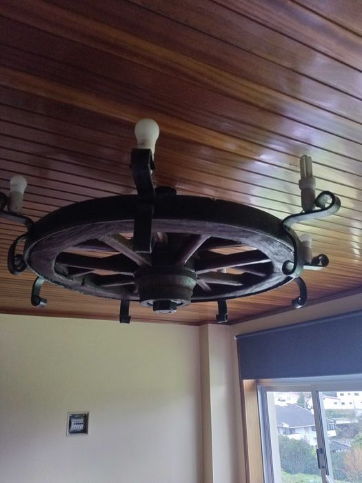 Pipa de vinho em madeira Candeeiro e mesa em roda de carro de bois,etc