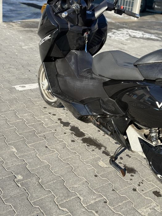 Електроскутер Vectrix VX-1 на повному ході 15квт до 280км