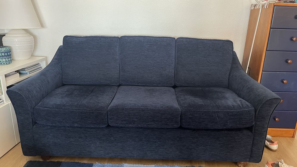 Sofá azul escuro usado
