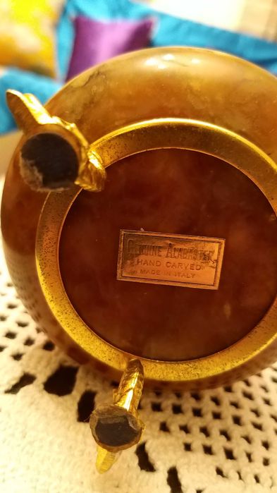 guarda joias italiano em alabastro com armação dourada