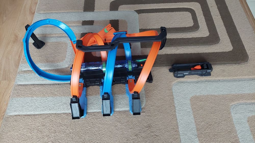 Tor Hot Wheels pętle na baterie