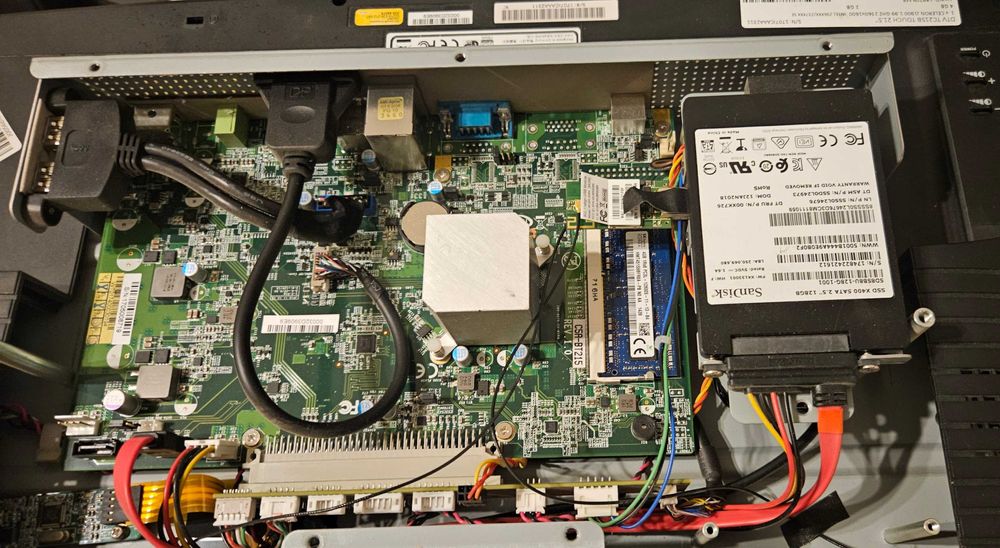 Aio/Terminal iGEL-TC215B Celeron J1900 2GHz/4GB/128GB SSD/Pivot/Dotyk