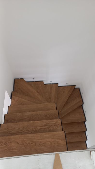 Сходи з дерева на метало каркасі