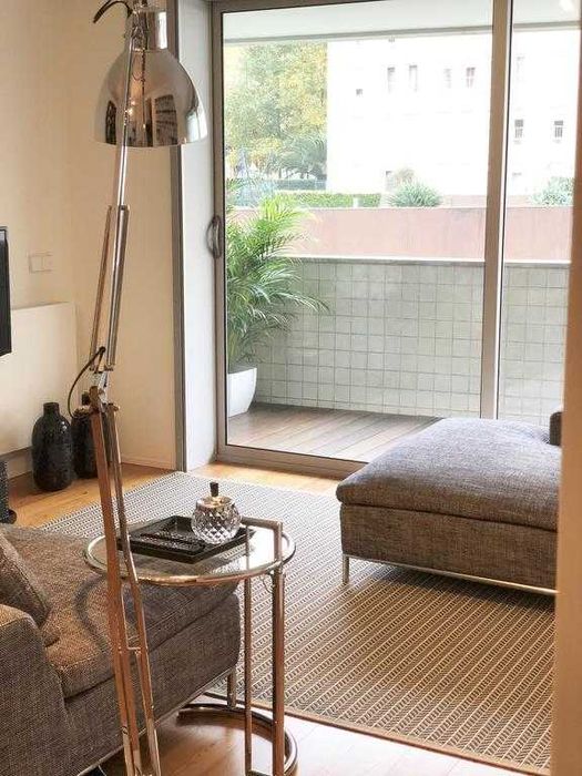 Candeeiro Pé Alto Studio em aço cromado