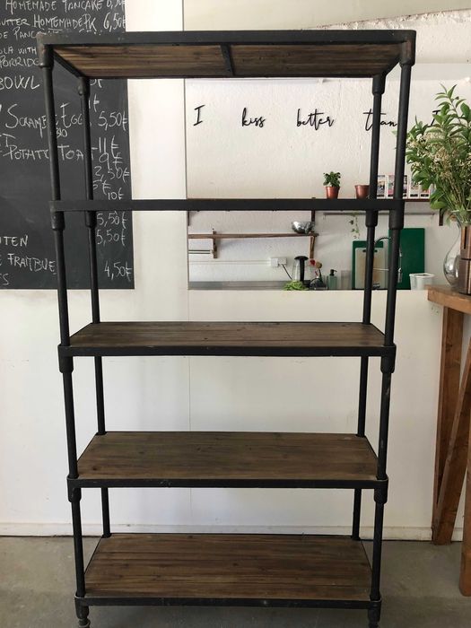 VÁRIOS ARTIGOS .Estante em ferro e madeira , Baú  em madeira ...