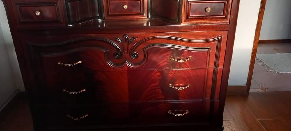 Mobilia de quarto em mogno