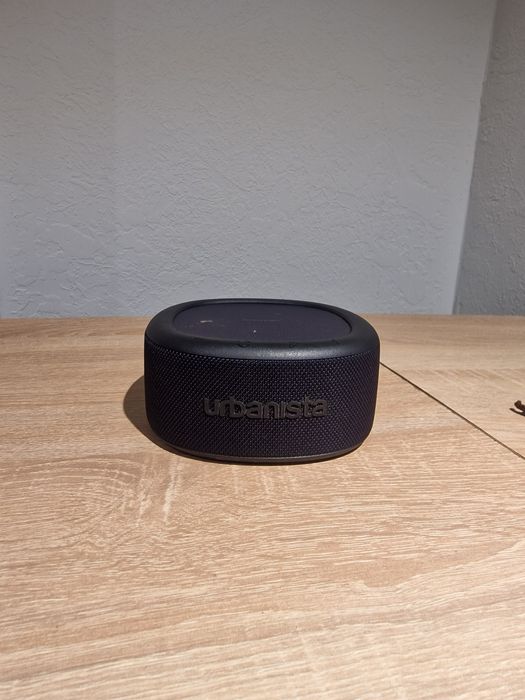 Показано портативну колонку Urbanista Malibu Solar Bluetooth Speaker.