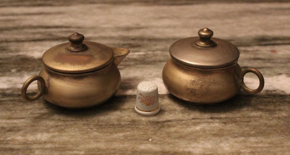 Conjunto de cremeira e açucareiro vintage, feitos de latão, anos 40.