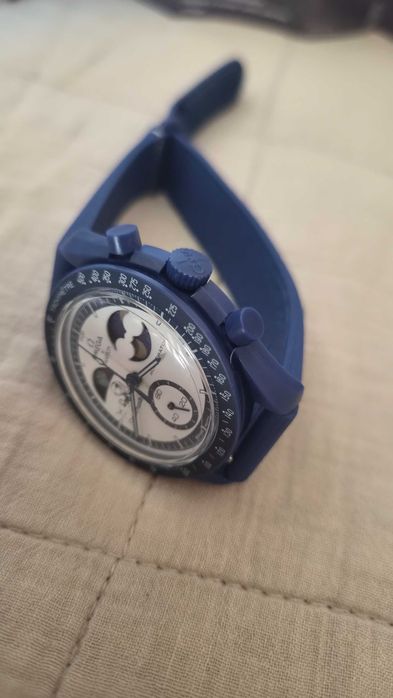Relógio Omega-Swatch – Mission To EarthPhase – Moonshine Gold Castor (azul Marinho)