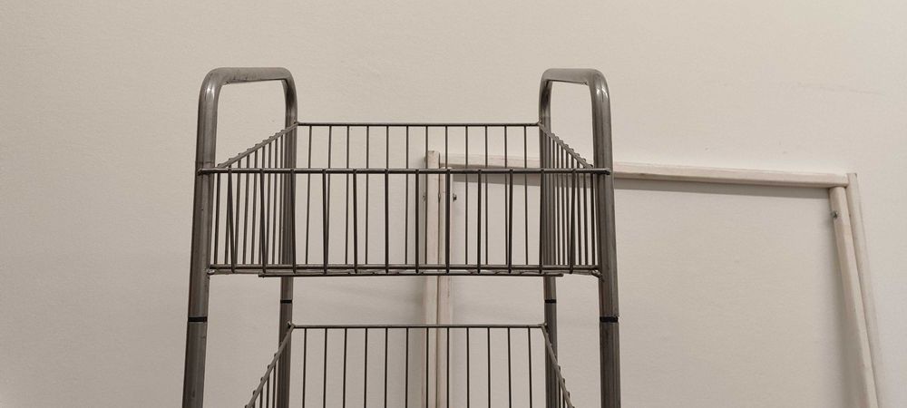 wąski metalowy regał