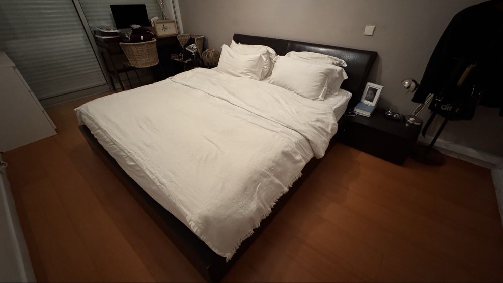 Vendo cama de casal e as duas mesinhas de cabeceira.