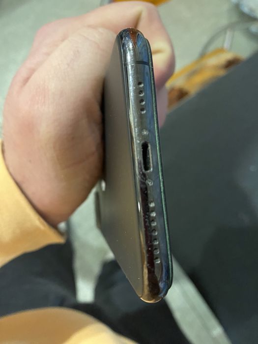 Продам телефон iPhone 11 Pro Max срочно 19000