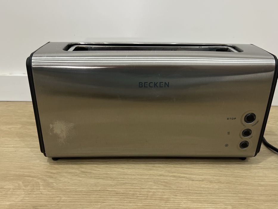 Torradeira em inox com detalhes pretos beken