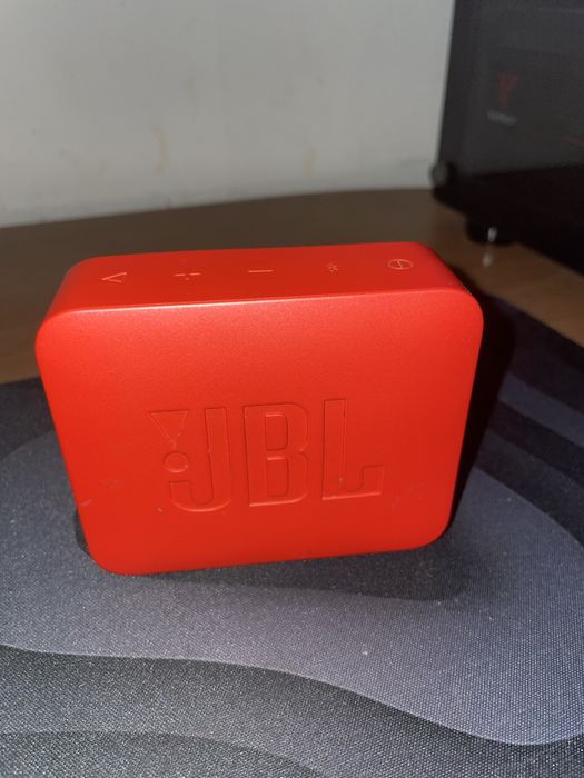 Coluna JBL vermelha pequena