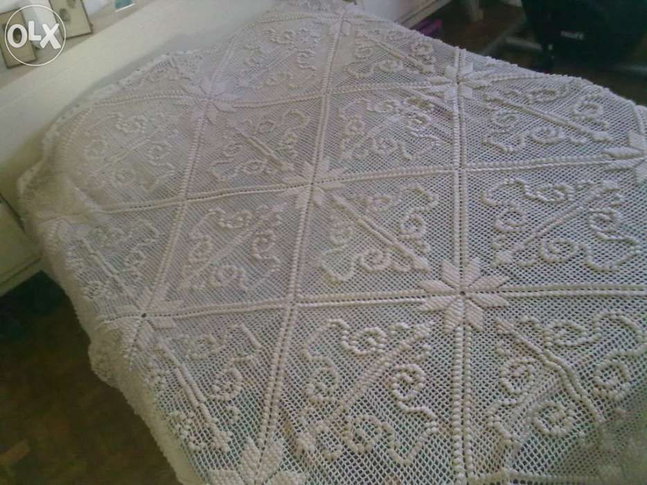 Colcha bordada a mao