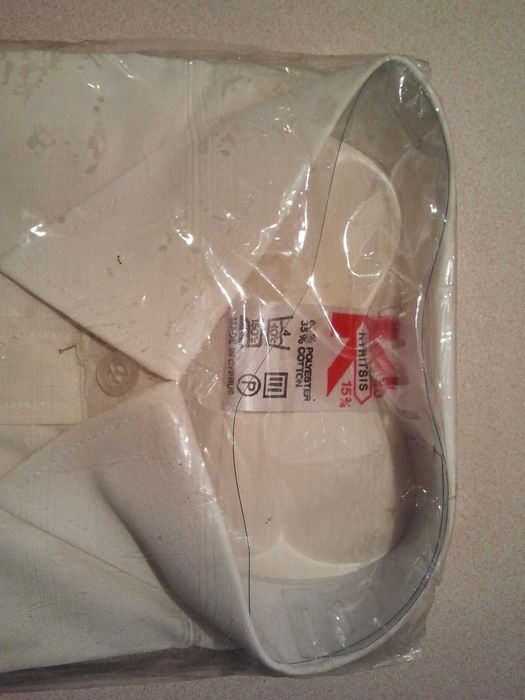 Рубашка мужская кремовая. Кипр. Новая. Рубашки разные.