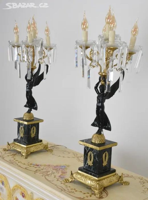 Cadeeiro de mesa em mármore