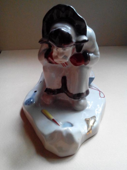 Зимняя рыбалка  скульптура фарфор 1966г. Сысерть СССР,