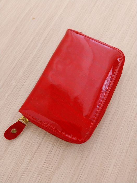 Mały czerwony portfel na zamek