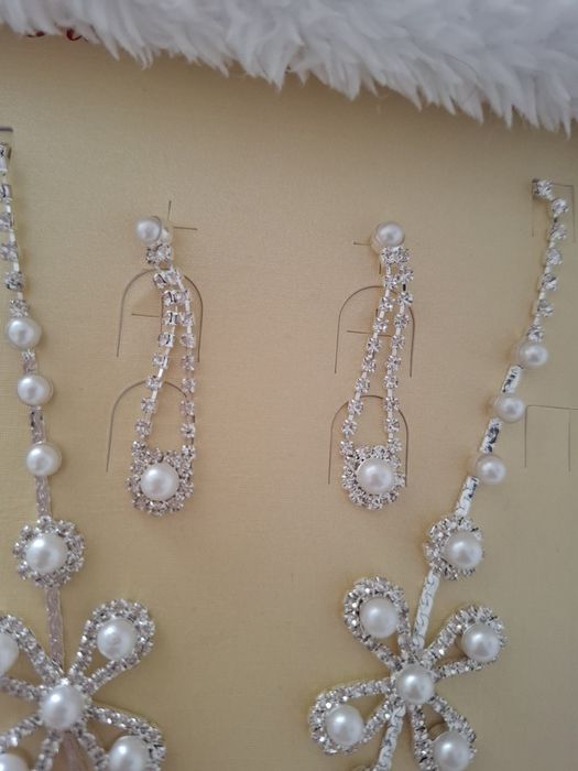 Conjunto colar / fio e brincos pérolas e brilhantes