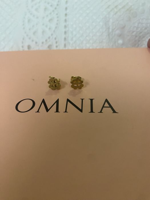 Brincos Omnia, em prata dourada. Trevo da sorte