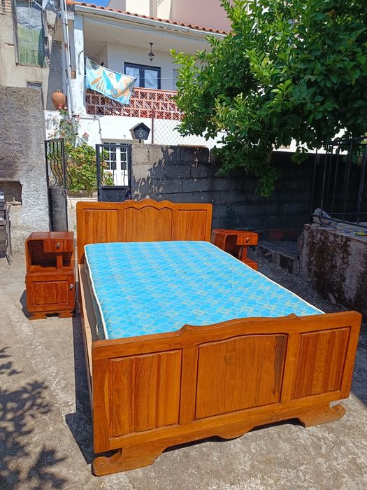 Cama c/mesinhas de cabeceira Vintage
