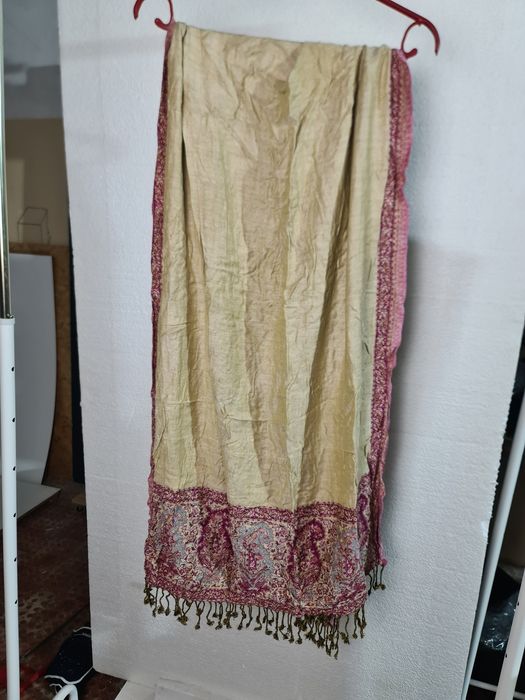 Echarpe dupla face beje e rosa estilo hippie