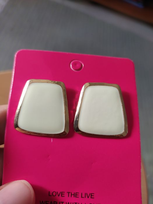 Brincos quadrados dourados e beje NOVOS