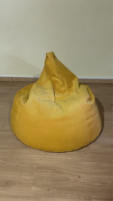 Pufe redondo em bombazine amarelo