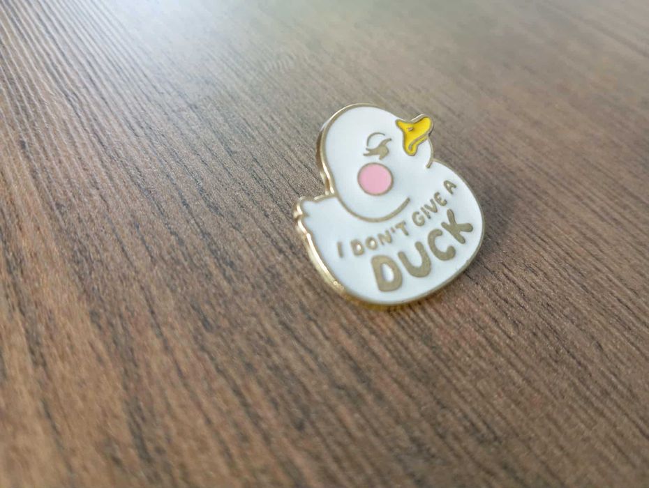 Przypinka, broszka. Kaczka z napisem "I don't give a duck"
