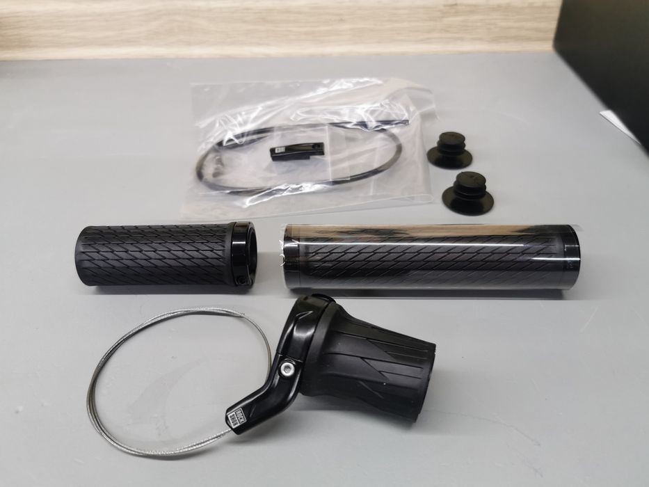 Manetka Rock Shox Twist Lock z gripami
