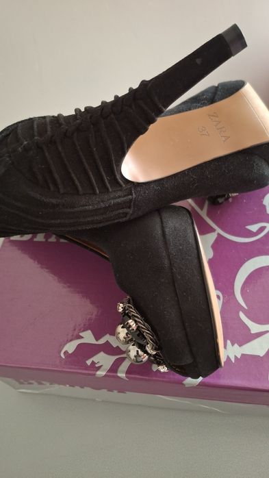 Sapatos elegantes próprios para  festas